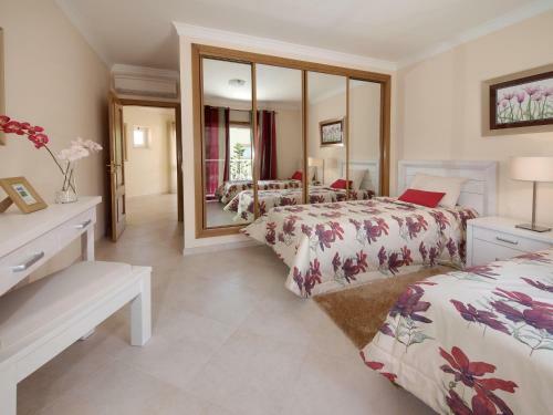 Hostal Oasis Parque Country Club