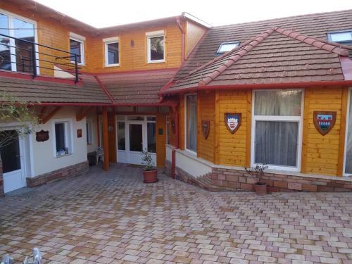 Hostal Alab�rdos Panzi� �s Apartmanh�z