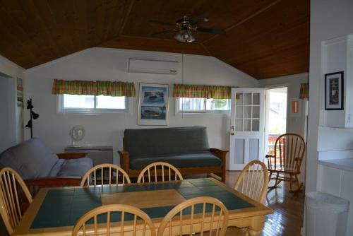 Hotel Channel Waterfront Cottages