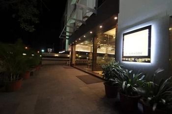 Hotel Le Grande Residency