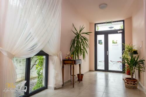 Hostal May Art Residence