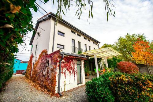 Hostal May Art Residence