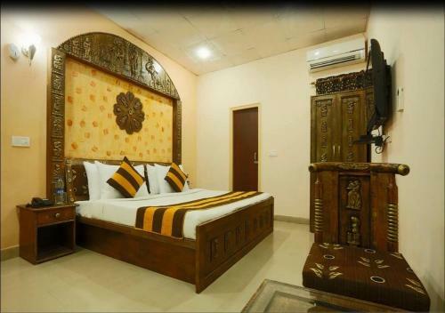 Hotel Anand Lok