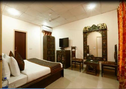 Hotel Anand Lok