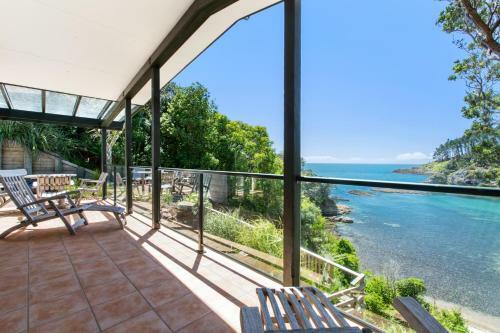 Beachfront Enclosure Bay - Waiheke Unlimited