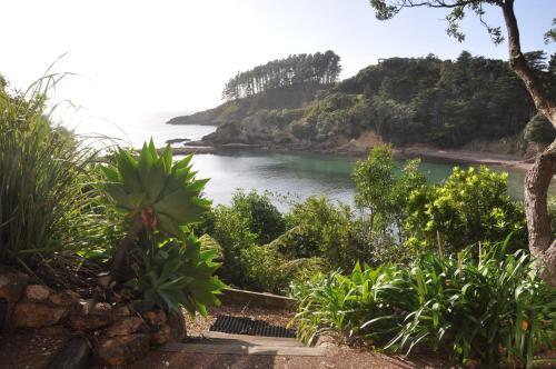 Beachfront Enclosure Bay - Waiheke Unlimited