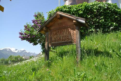 Hostal Ustria / Pensiun Trutg