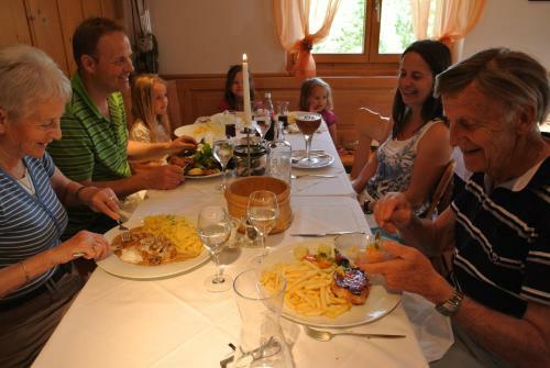 Hostal Ustria / Pensiun Trutg