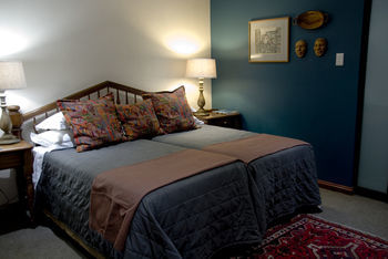Hostal The Crown Guest House