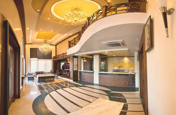 Hotel Lariya Resort