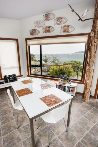 Larus Waterfront Cottage