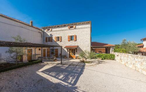 Hostal Holiday Home Peresiji 81