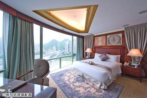Lake Hotel