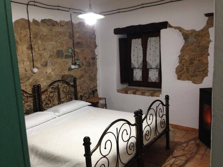 Hostal Su Caramu Guest House