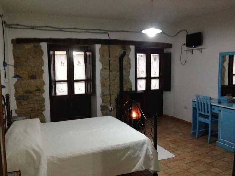 Hostal Su Caramu Guest House