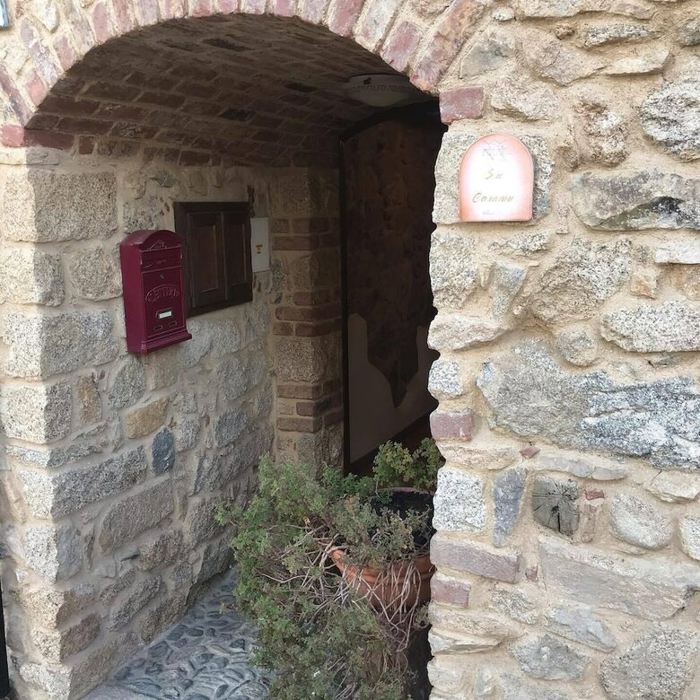 Hostal Su Caramu Guest House