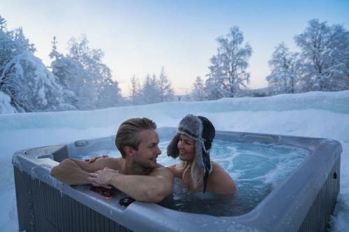Hotel Arctic Glass Igloos