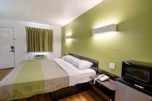 Motel 6 Charles Town