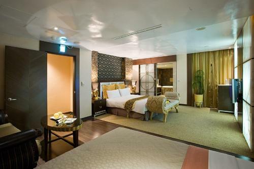 Crystal Business Motel