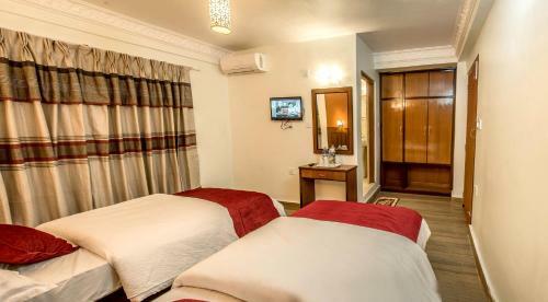 Hotel Silver Oaks Inn