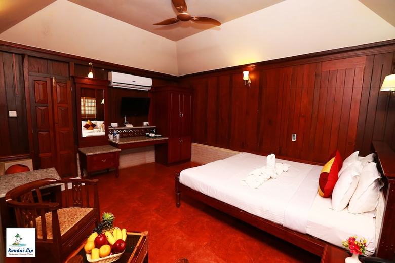 Hotel Kondai Lip Backwater Heritage Resort