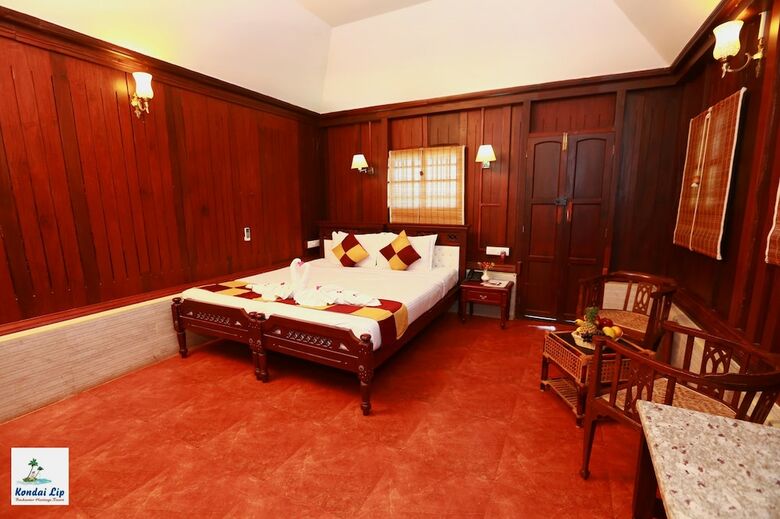 Hotel Kondai Lip Backwater Heritage Resort