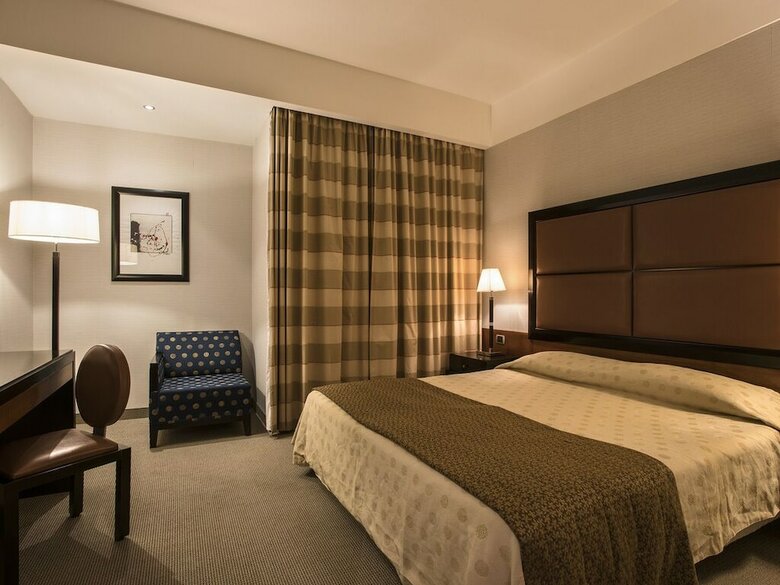 Flyon Hotel & Conference Center