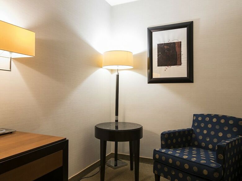 Flyon Hotel & Conference Center