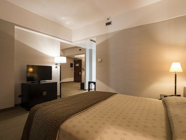 Flyon Hotel & Conference Center