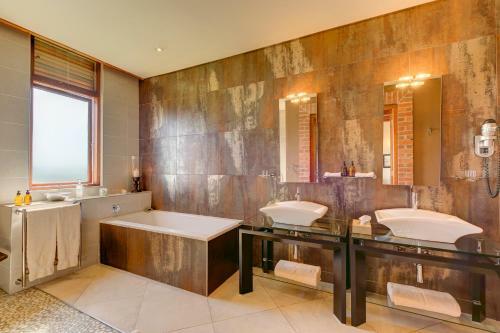 Lodge Tintswalo Waterfall