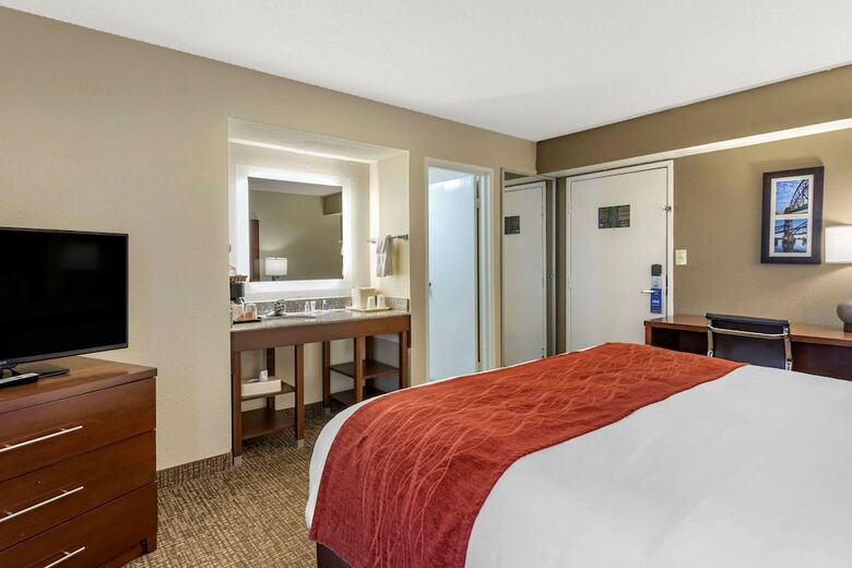 Hotel Comfort Inn And Suites - Airport
