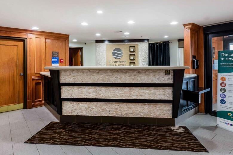 Hotel Comfort Inn And Suites - Airport