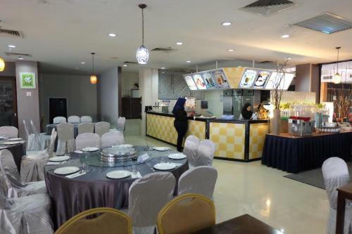 Carlton Holiday Hotel & Suites