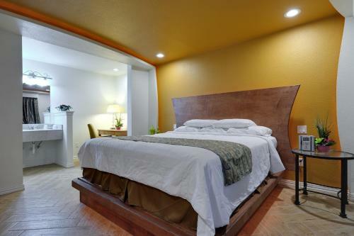 Hotel Romantic Inn & Suites