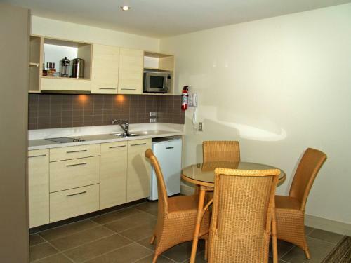 Hananui Lodge And Apartments