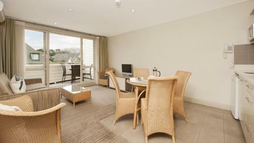 Hananui Lodge And Apartments