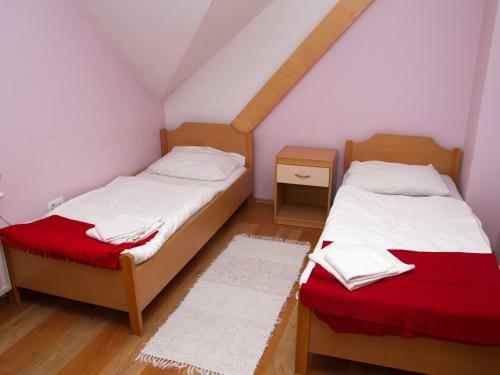 Hostal Guest House Pri Treh Lipah