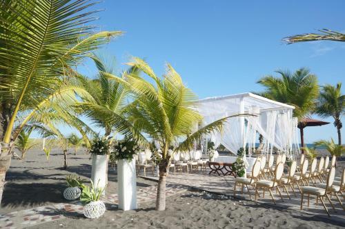 Hotel Las Olas Beach Resort