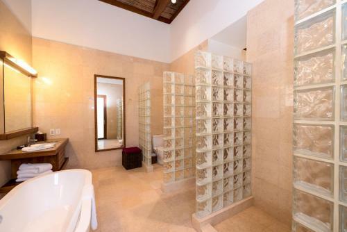 Las Verandas Hotel & Villas