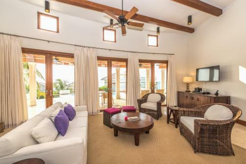 Las Verandas Hotel & Villas
