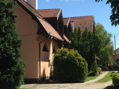 Bed & Breakfast Korona �tterem Panzi�