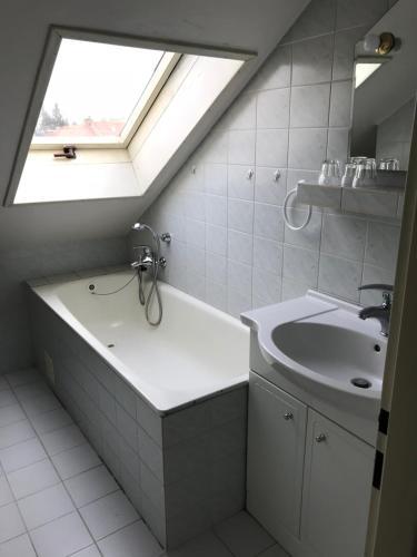 Hostal Penzion Ema B&B