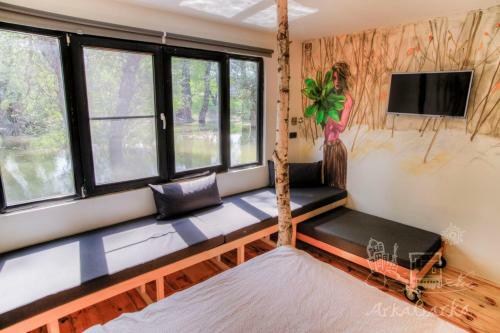 Arkabarka Floating Hostel