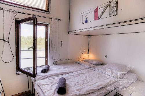 Arkabarka Floating Hostel