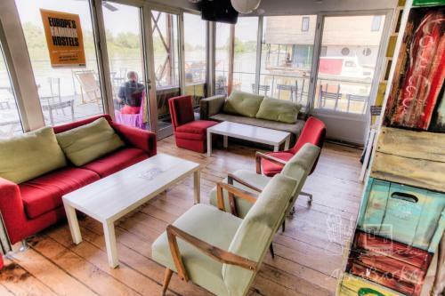 Arkabarka Floating Hostel