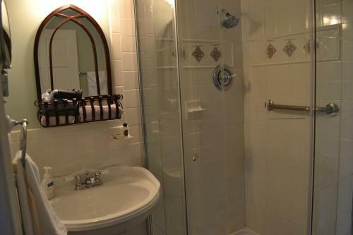 Anchor Inn On The Lake Bed And Breakfast