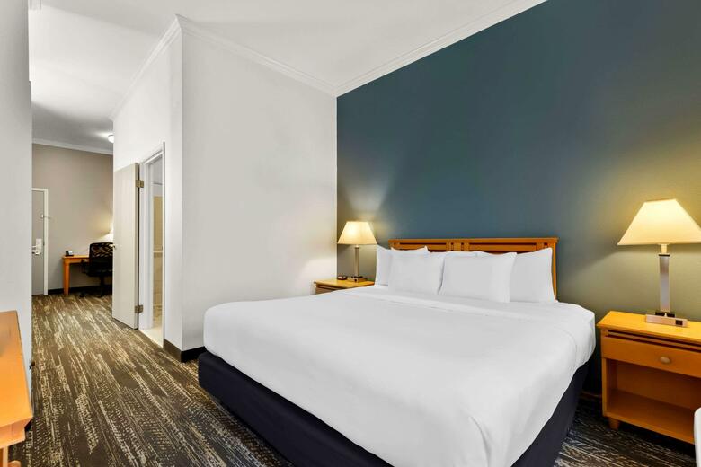 Hotel Clarion Suites Downtown Anchorage