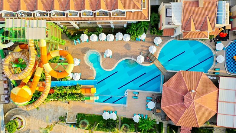 Hotel Crystal Aura Beach Resort & Spa
