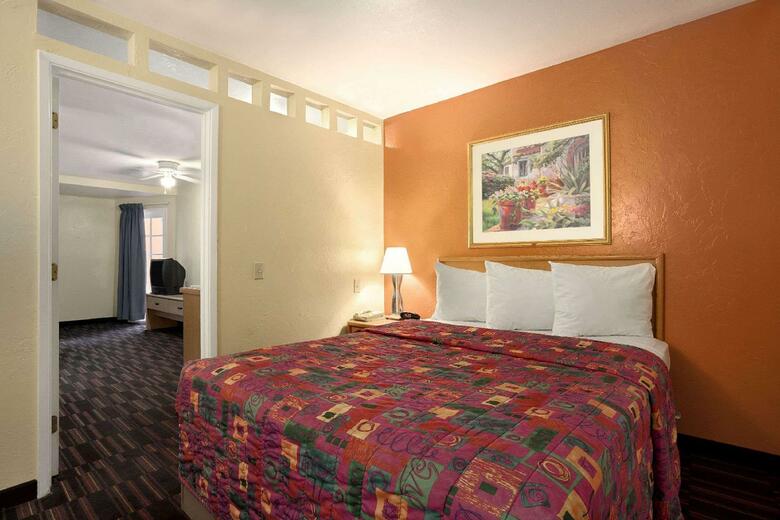Hotel Days Inn & Suites