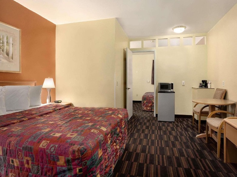 Hotel Days Inn & Suites